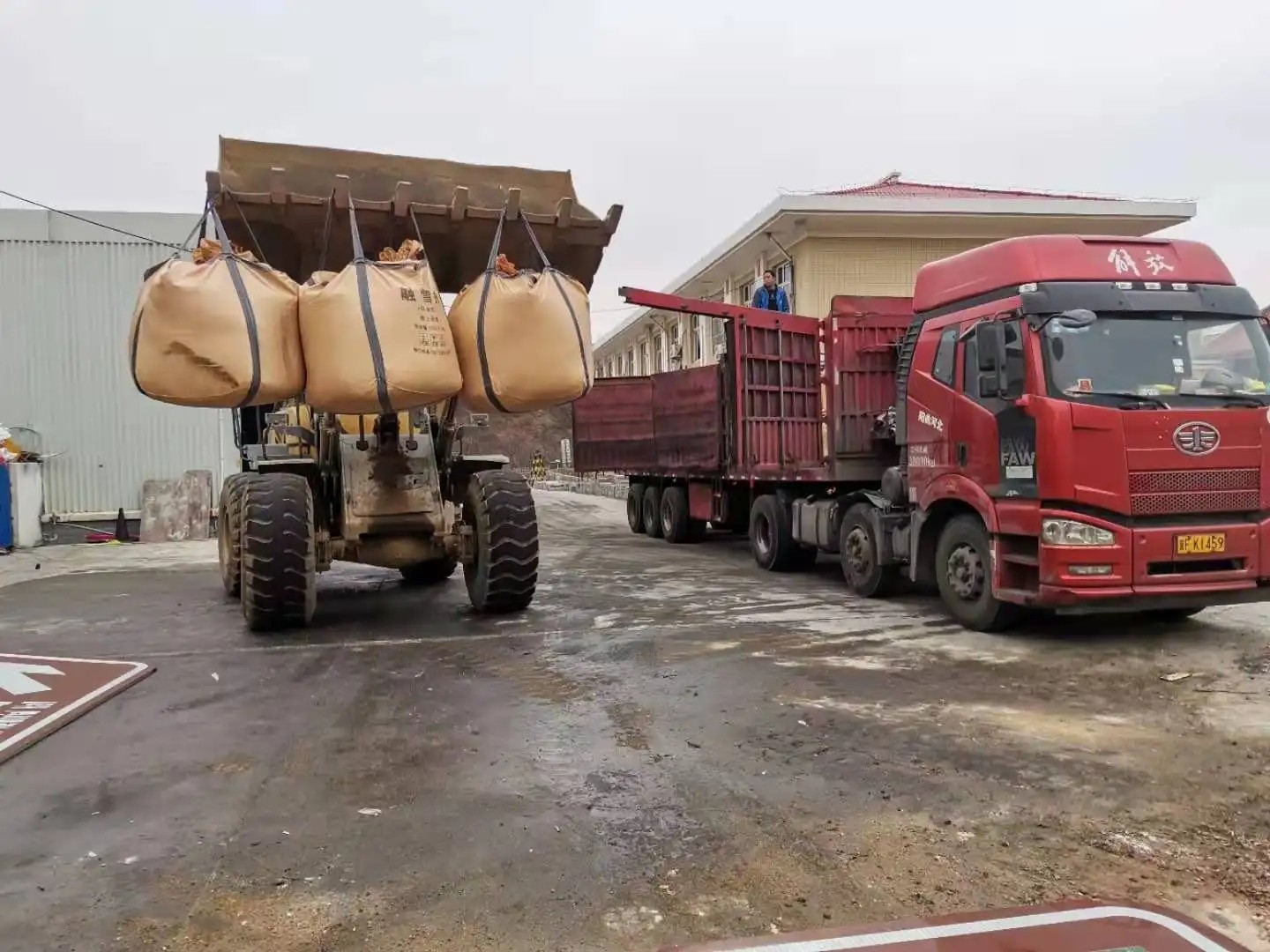 融雪劑是雪前撒還是雪后撒？